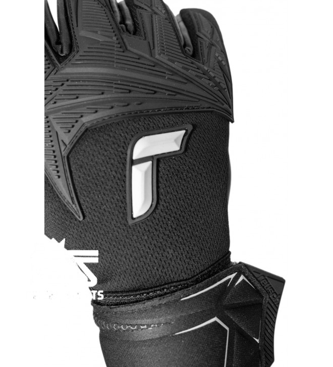 GOALKEEPER GLOVES